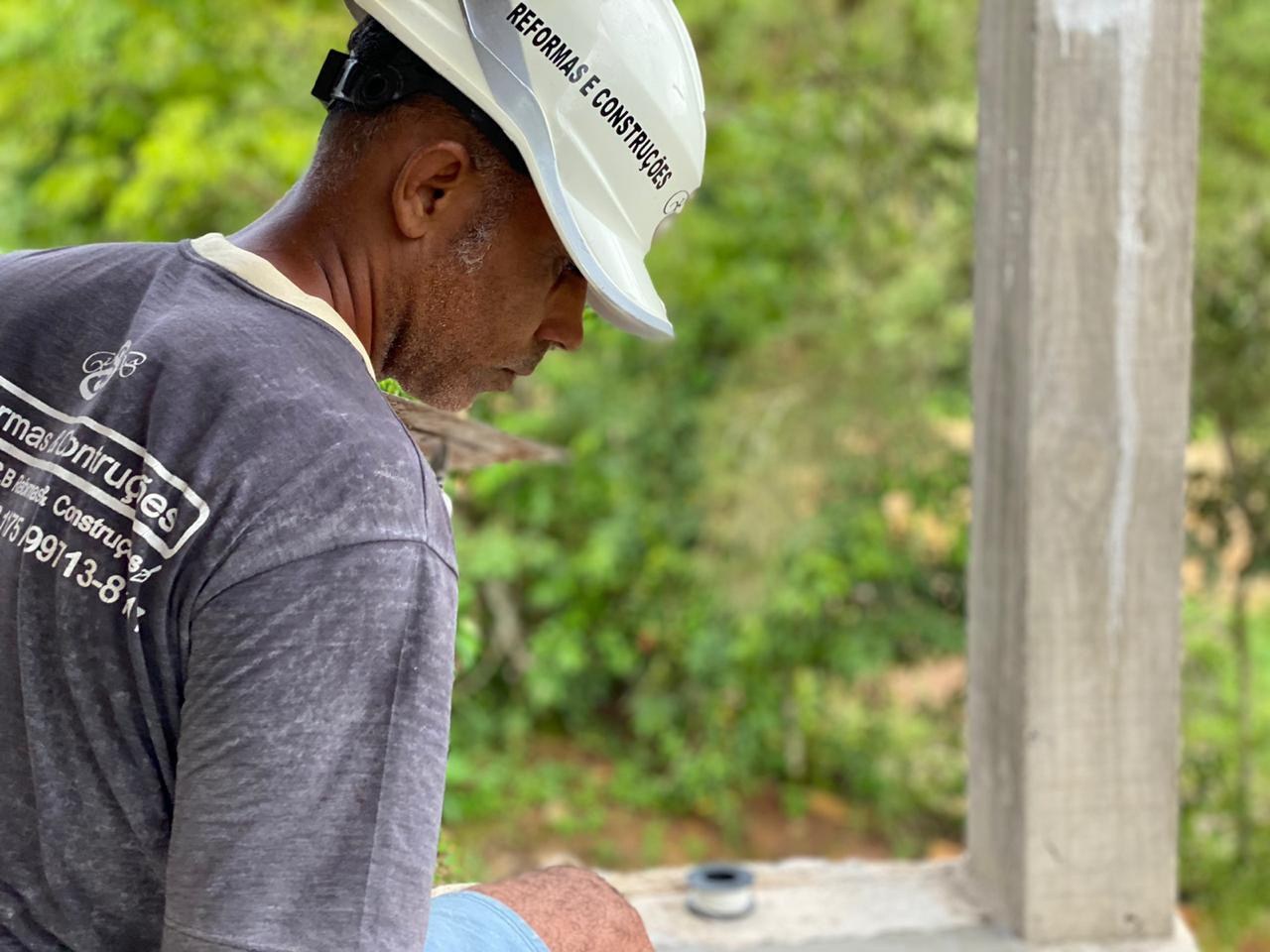 Profissional da R.S.B trabalhando em acabamento de obra