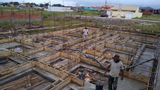 Etapa de fundação em obra residencial