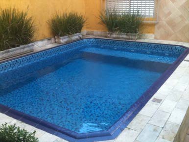 Piscina finalizada com revestimento azul